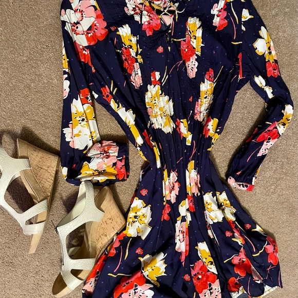 Old Navy Dresses & Skirts - 🌺Old Navy Floral Long Sleeve Midi Swing Dress